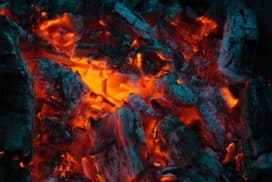 Brandend en roodgloeiend houtskool
