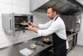 Professionele horeca magnetron in actie in een professionele restaurantkeuken